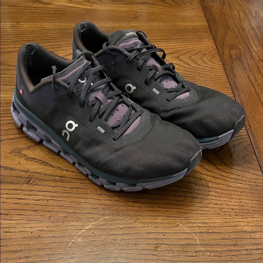 On Running Men's Cloudflow‎ Black and Purple Athletic Shoes, size 12